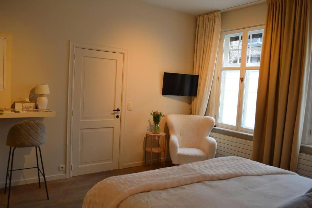 Exclusive Ground Floor Place Near Market Square